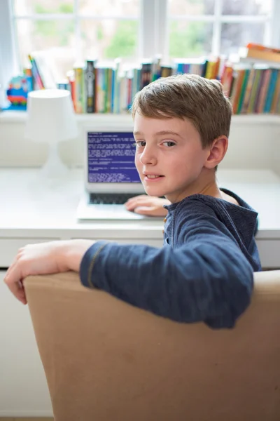 Adolescente chico en dormitorio escritura código informático — Foto de Stock