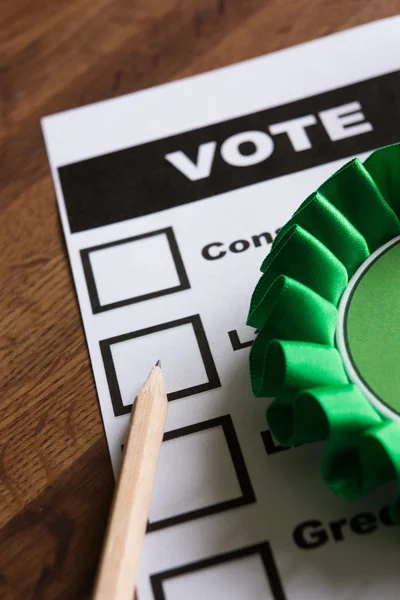 Rossette politique verte sur le bulletin de vote pour les élections — Photo