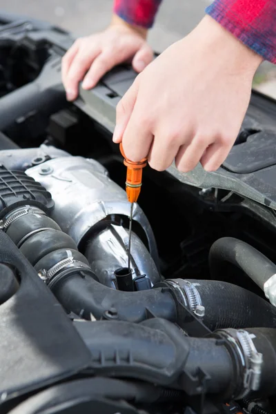 Verificando o nível de óleo do motor de carro sob a capa com Dipstick — Fotografia de Stock