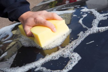 El araba kaporta sünger kullanarak yıkama yakın çekim