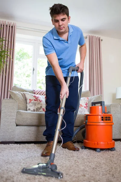 Hombre joven profesionalmente limpieza de alfombras — Foto de Stock