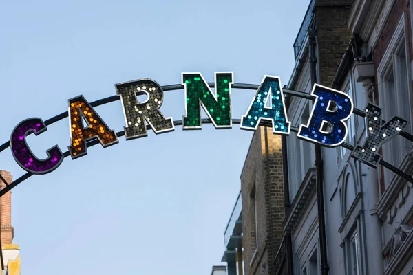 Nahaufnahme eines Carnaby-Straßenschildes in London — Stockfoto