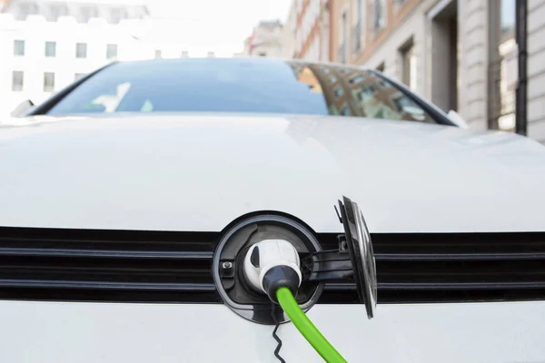 Закрытие зарядки для электромобилей — стоковое фото