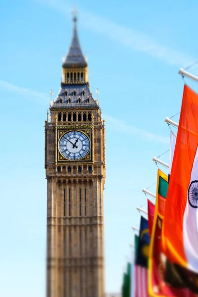 Miniaturizado tiro de Big Ben e Palácio de Westminster com bandeiras — Fotografia de Stock