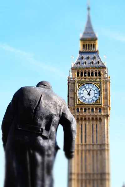 Miniaturizado tiro de Big Ben e Palácio de Westminster com bandeiras — Fotografia de Stock
