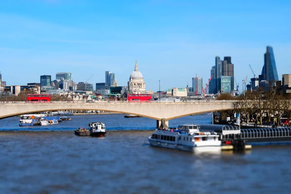 Miniaturizado tiro de Big Ben e Palácio de Westminster com bandeiras — Fotografia de Stock