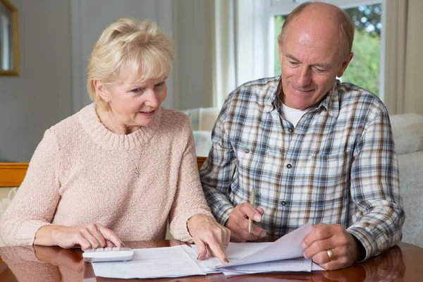 Gelukkige Senior paar herziening van binnenlandse Financiën samen — Stockfoto