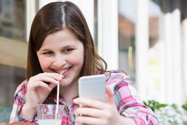 Cafe okuma kısa mesaj cep telefonu sesleri, genç kız