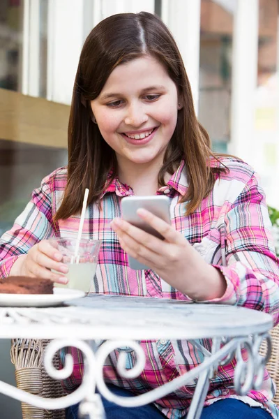 Tânără fată la Cafe Reading Mesaj text pe telefonul mobil — Fotografie, imagine de stoc