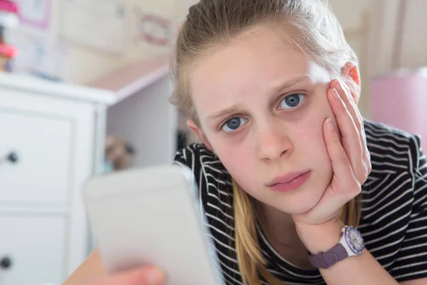 Jovem vítima de bullying por mensagem de texto deitada na cama em Ho — Fotografia de Stock