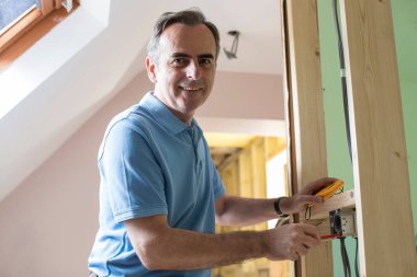 Soket yeni evde yükleme elektrikçi portresi