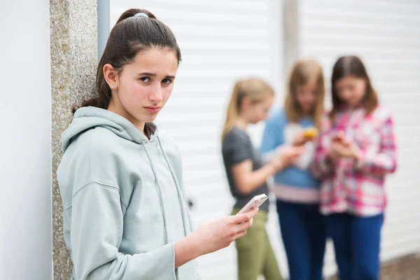 Pre adolescente chica siendo intimidado por mensaje de texto — Foto de Stock