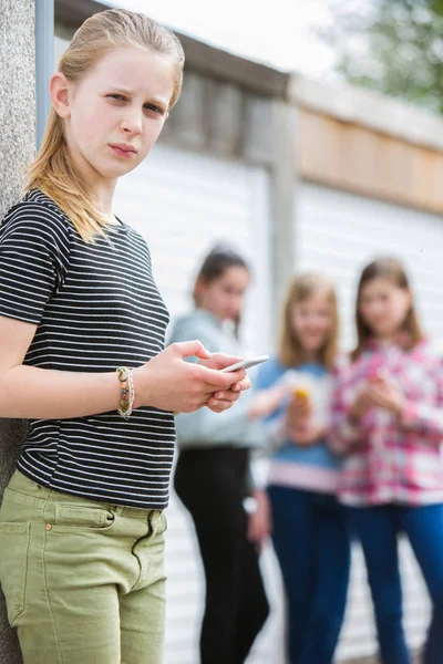 "Pre-Teen Girl blir mobbet av tekstmelding" – stockfoto