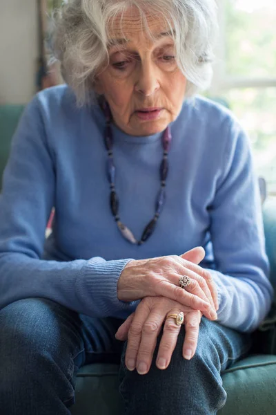 Mujer mayor Sufriendo Con Parkinsons Diesease — Foto de Stock