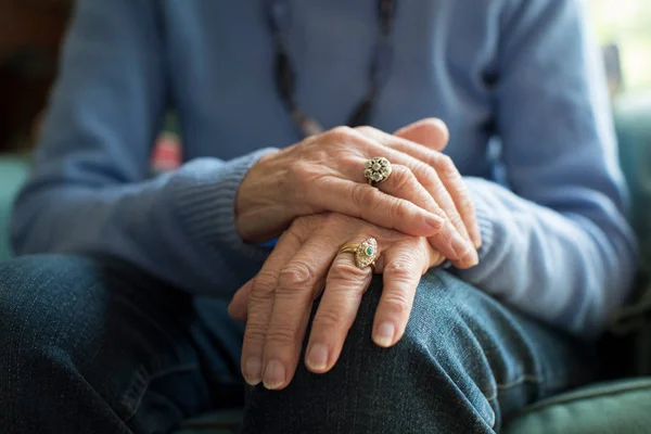 Zblízka starší ženy trpící Parkinsonovou zaměřená — Stock fotografie