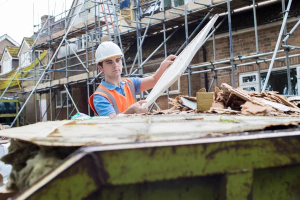 Builder On Site Putting Waste Into Rubbish Skip — Stock Photo, Image