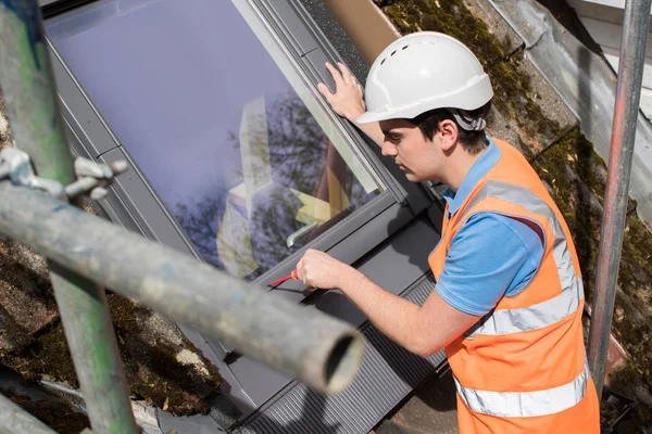 Trabajador de la construcción Instalación de ventana de reemplazo —  Fotos de Stock