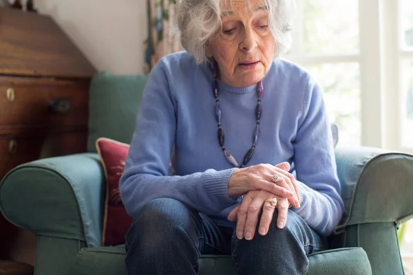 Mujer mayor Sufriendo Con Parkinsons Diesease — Foto de Stock