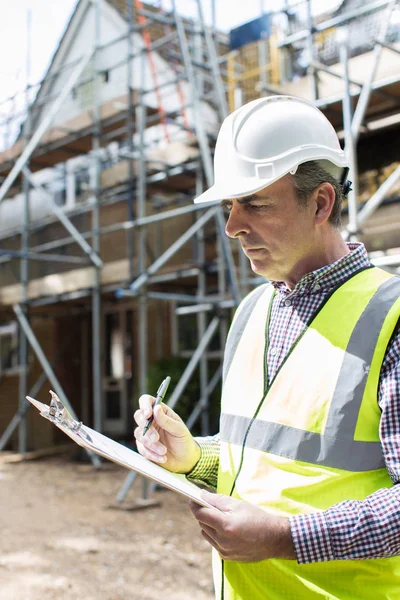 Building Inspector Looking At House Renovation Project — Stock Photo, Image