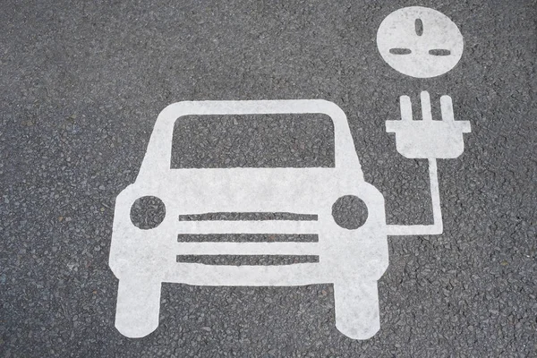 Дорожный знак показывает точку зарядки для электромобилей — стоковое фото