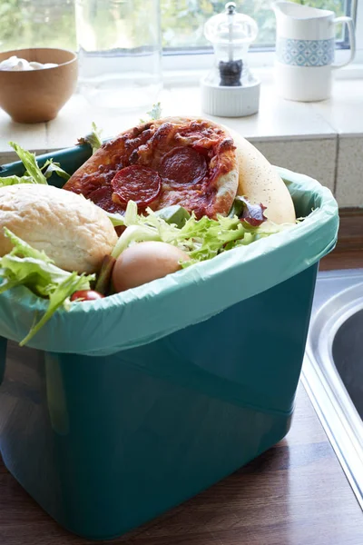 Residuos de alimentos frescos en la papelera de reciclaje en casa — Foto de Stock