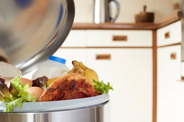 Свежая еда в мусорном баке для иллюстрации отходов — стоковое фото