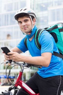 Kurye gıda cep telefonuyla City teslim bisiklet üzerinde