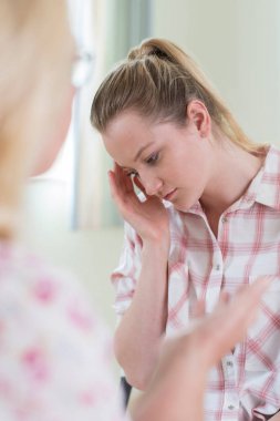 Genç kadın avukat sorunları tartışıyor