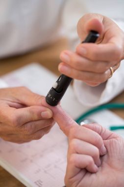 Doktor ameliyatta kan şeker seviyesini kontrol