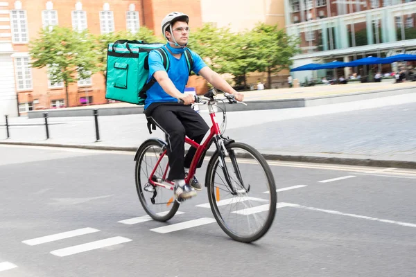 Kurir på cykel leverera mat i staden — Stockfoto