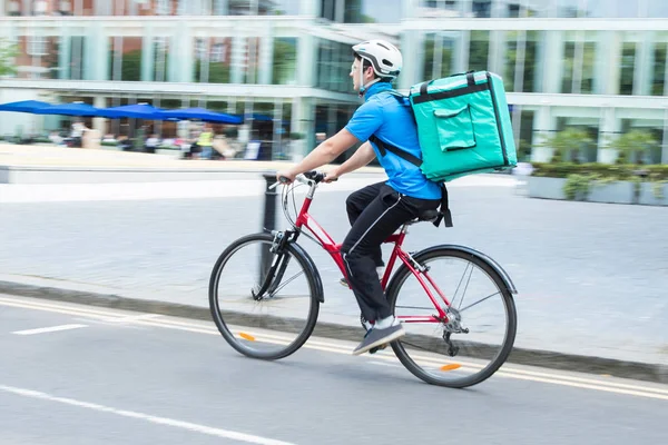 Kurir på cykel leverera mat i staden — Stockfoto