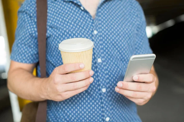 Aproape de om cu Takeaway Coffee Texting pe telefonul mobil — Fotografie, imagine de stoc
