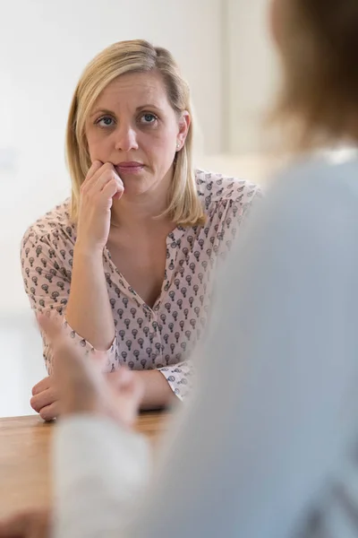 Mujer madura discutiendo problemas con el consejero — Foto de Stock