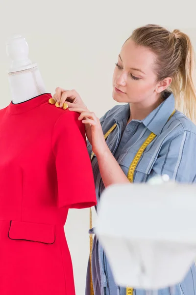 Жіночий Дизайнер Моди Працює На Mannequin В Студії — стокове фото