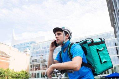 Kurye gıda cep telefonuyla City teslim bisiklet üzerinde