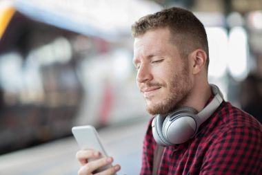 Cep telefonuyla platformda tren istasyonundaki adama