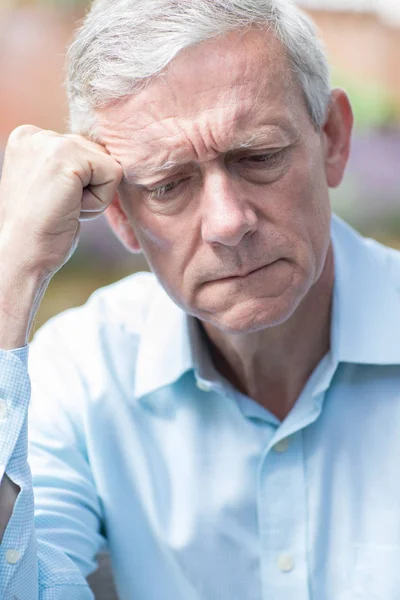 Huvud och axlar skott av orolig Senior mannen — Stockfoto