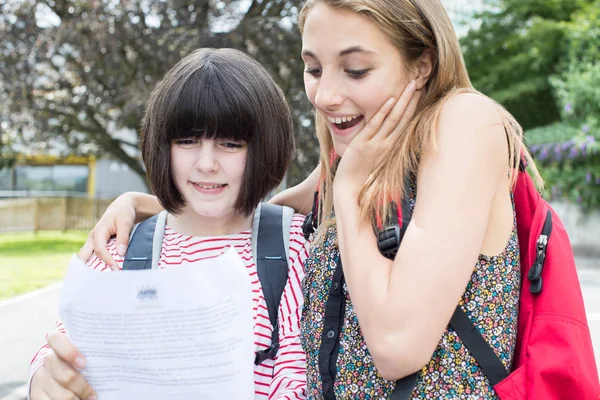 Meninas adolescentes comemorando bom resultado do exame — Fotografia de Stock