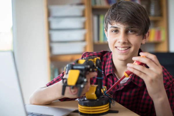 Tizenéves fiú épület robotkar iskolában portréja — Stock Fotó