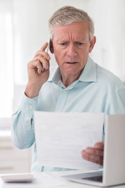 Homme âgé malheureux sur le téléphone Interrogation Bill — Photo