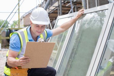 Yeni Windows sığdırmak hazırlanıyor inşaat işçisi