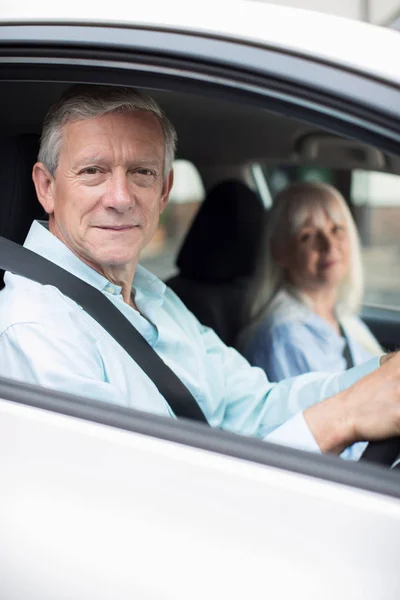 Portrait de sourire mature couple sur voiture voyage ensemble — Photo