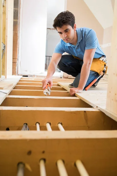 Apprentice Plumber Fitting Sistema de calefacción central en casa — Foto de Stock