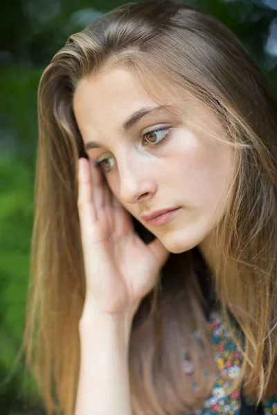 Close Up di infelice adolescente ragazza seduta all'aperto — Foto Stock