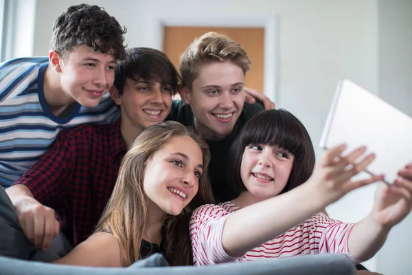 Група підлітків друзів позують для Selfie на цифровий планшетний — стокове фото
