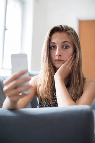 Adolescenta Fata Being Bullied De Text Mesaj — Fotografie, imagine de stoc