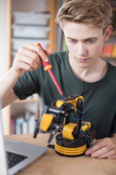 Tizenéves fiú épület robotkar az iskolában — Stock Fotó