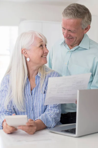 Uśmiechający się starsza para przegląd domowych finansów — Zdjęcie stockowe