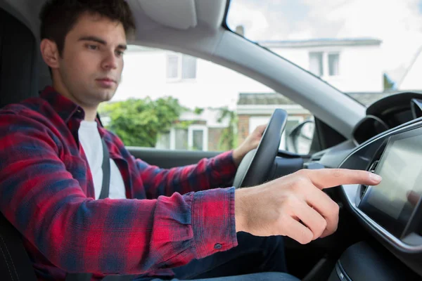 Motorista masculino usando touchscreen no carro — Fotografia de Stock