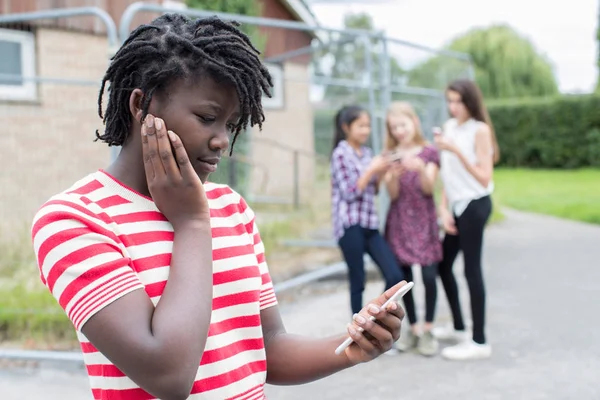 किशोरवयीन मुलगी मजकूर संदेशाद्वारे बुलंद होत आहे — स्टॉक फोटो, इमेज